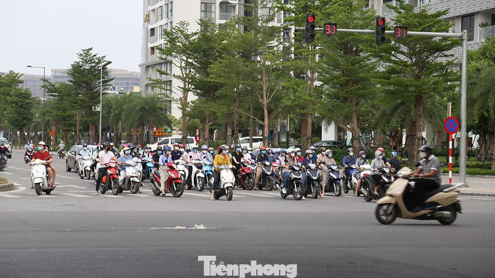 7h30' tại đường Nguyễn Xiển - khu vực này mật độ giao thông đã giảm hơn so với mọi ngày nhưng vẫn đông hơn so với tinh thần chỉ thị 16CT-TTg