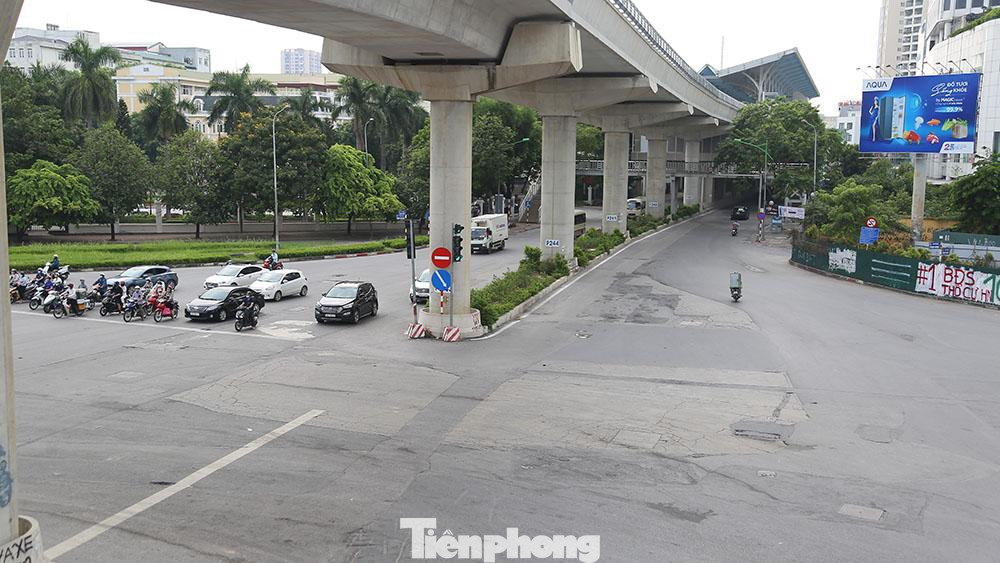 Lượng phương tiện trên đường Cầu Giấy đông hơn một chút.