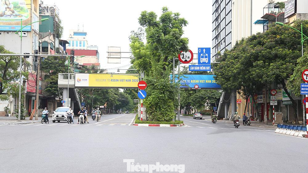 Đường Giảng Võ ngày thường hay ùn ứ giờ cao điểm, sáng nay rất ít phương tiện lưu thông