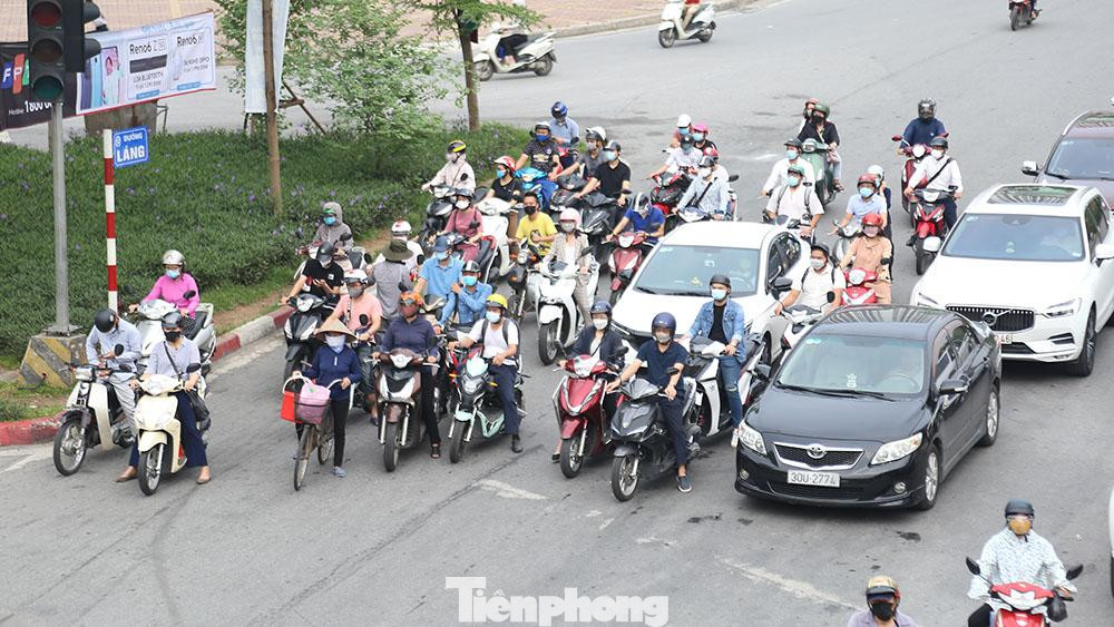 Tuy nhiên, những điểm dừng đèn đỏ lượng người vẫn khá đông so với quy định.