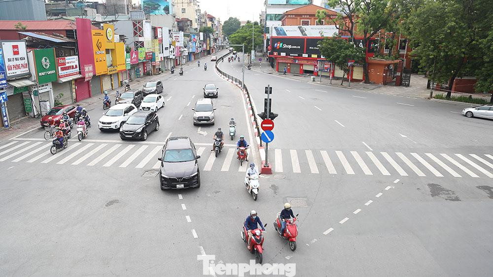 Phố Chùa Bộc vào giờ cao điểm buổi sáng.