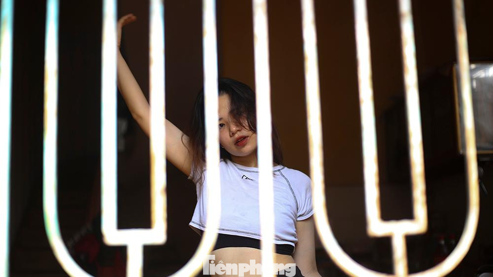 "Mình là Lan Hương, năm nay 21 tuổi, công việc chính hiện tại là một dancer. Trước đây mình dành hoàn toàn thời gian cho việc học nhảy và đi diễn tại nhiều nơi. Từ ngày giãn cách, mình phải dừng lại hoàn toàn công việc, vì diện tích nhà mình bé nên khoảng trống trong căn bếp thành sân tập bất đắc dĩ của mình" - Hương chia sẻ.