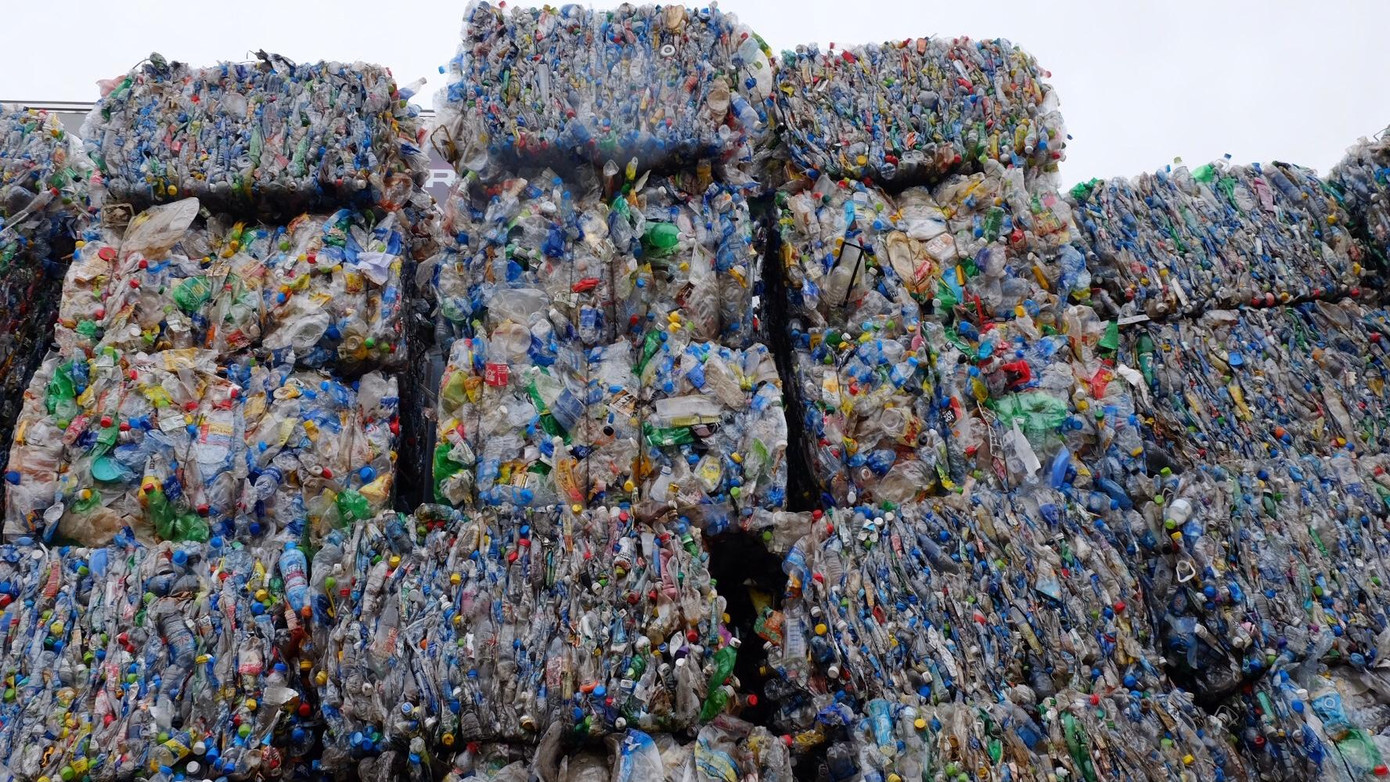 Hiện nay do tiêu chí rẻ nhanh tiện gọn nên nhu cầu sử dụng đồ dùng một lần hoặc đồ nhựa của người dân ngày càng tăng, có tới 80% phế phẩm tại đây là các loại chai lọ nhựa.