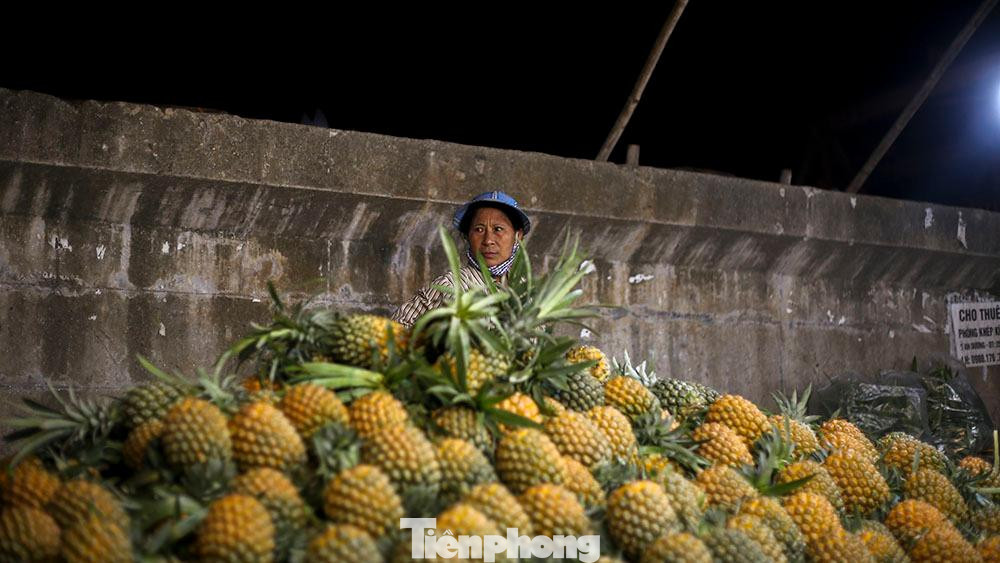 Đến khoảng 23h, hàng hóa được sắp xong các chủ sạp ngồi chờ lái buôn tới mua hàng.