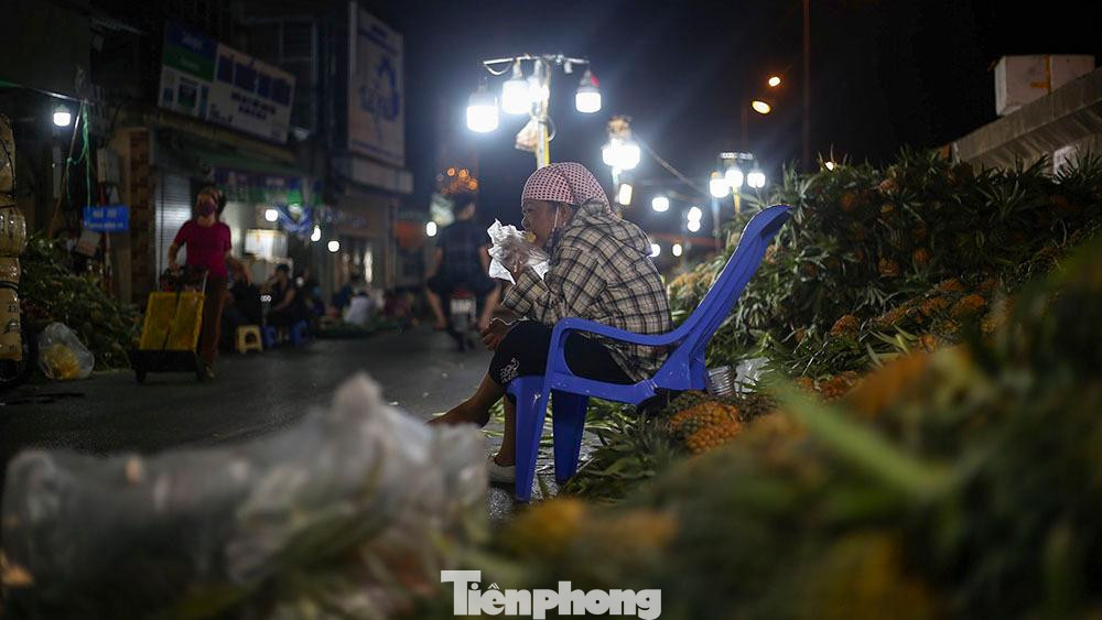 Nhiều người tranh thủ ăn lấy sức chiến đấu tới sáng.