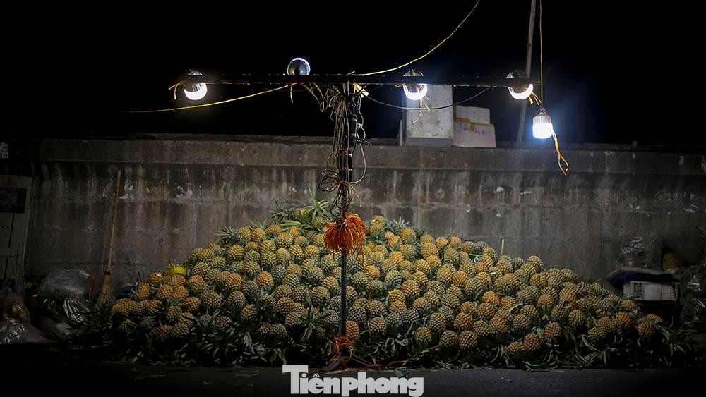 Hoa quả sau khi nhận từ xe của các cửu vạn được đổ thành đống để tiểu thương dễ dàng lựa chọn.