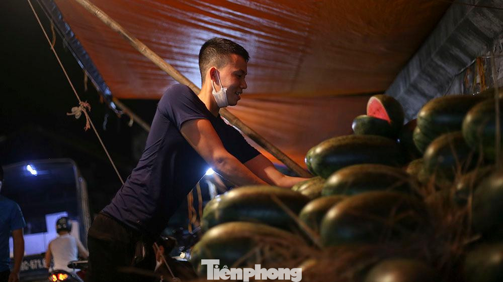 Anh Tùng (32 tuổi) cũng chia sẻ thêm :" May mắn là sau đợt dịch vừa rồi, khách hàng vẫn quay lại sạp mình để mua. Năm nay hoa quả gì cũng rẻ nên cả mình và tiểu thương đều bán chạy, số lượng nhập mỗi lần cũng tăng cao".