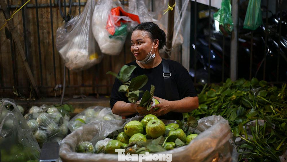 Chị Sợi, chủ một gian hàng hoa quả tại chợ chia sẻ : "Mấy hôm nay phấn khởi lắm, từ ngày hàng quán mở lại người dân mới ra đường nhiều hơn mới bán được hàng. Chứ cứ bán rẻ với ế như mấy hôm trước thì buồn lắm lời lãi chẳng thu lại được là bao."