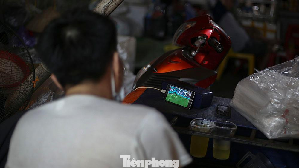 Hay thậm chí là xem nốt trận bóng bên cốc trà đá để tỉnh táo hơn.