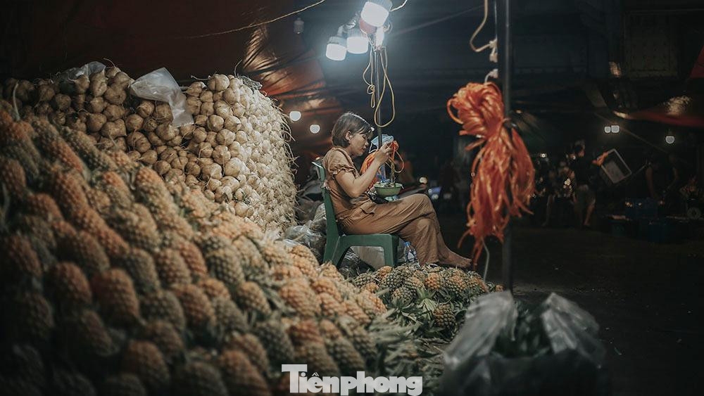 Theo Ban quản lý chợ, lượng nông sản vận chuyển đến chợ mỗi ngày khoảng 200 đến 300 tấn. Từ chợ đầu mối này, số hàng hóa được đưa đi theo những người buôn lẻ đến các khu chợ khác trên địa bàn thành phố.