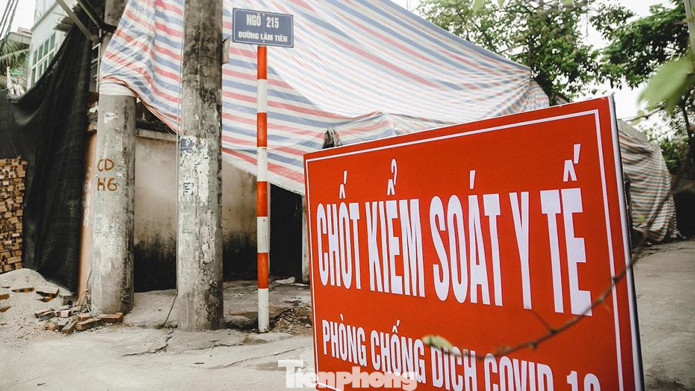 Con ngõ 215 đường Lâm Tiên là nơi bệnh nhân N.T.N.B ở. Con ngõ 215 đường Lâm Tiên là nơi bệnh nhân N.T.N.B ở.