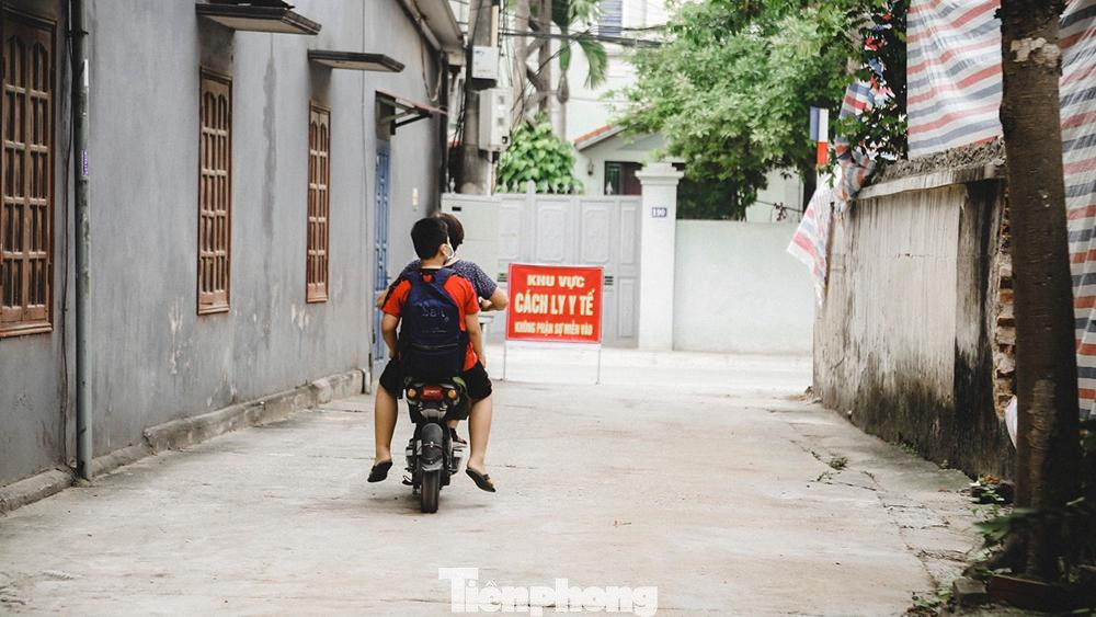 Liên quan đến ổ dịch tại Bệnh viện Bệnh Nhiệt đới Trung ương, đến chiều 7.5, bệnh viện đã ghi nhận 41 trường hợp mắc COVID-19. Liên quan đến ổ dịch tại Bệnh viện Bệnh Nhiệt đới Trung ương, đến chiều 7.5, bệnh viện đã ghi nhận 41 trường hợp mắc COVID-19.