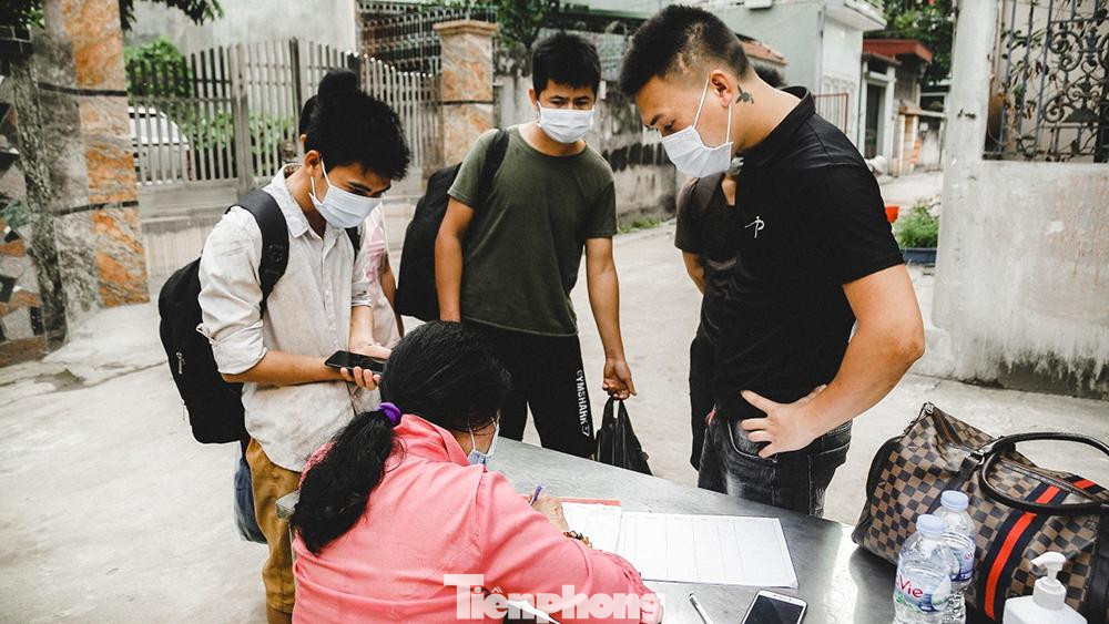 Ngay từ sáng sớm, sau khi biết tin nhiều người dân trong con ngõ đã ra khai báo y tế để về quê tránh dịch. Ngay từ sáng sớm, sau khi biết tin nhiều người dân trong con ngõ đã ra khai báo y tế để về quê tránh dịch.