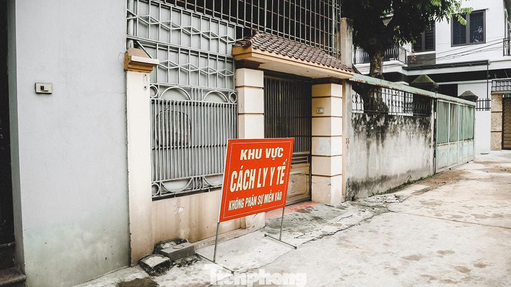 Cho đến thời điểm hiện tại, căn nhà của bệnh nhân N.T.N.B đã được ban chỉ đạo phòng chống dịch phun khử trùng và tiến hành cách ly. Cho đến thời điểm hiện tại, căn nhà của bệnh nhân N.T.N.B đã được ban chỉ đạo phòng chống dịch phun khử trùng và tiến hành cách ly.