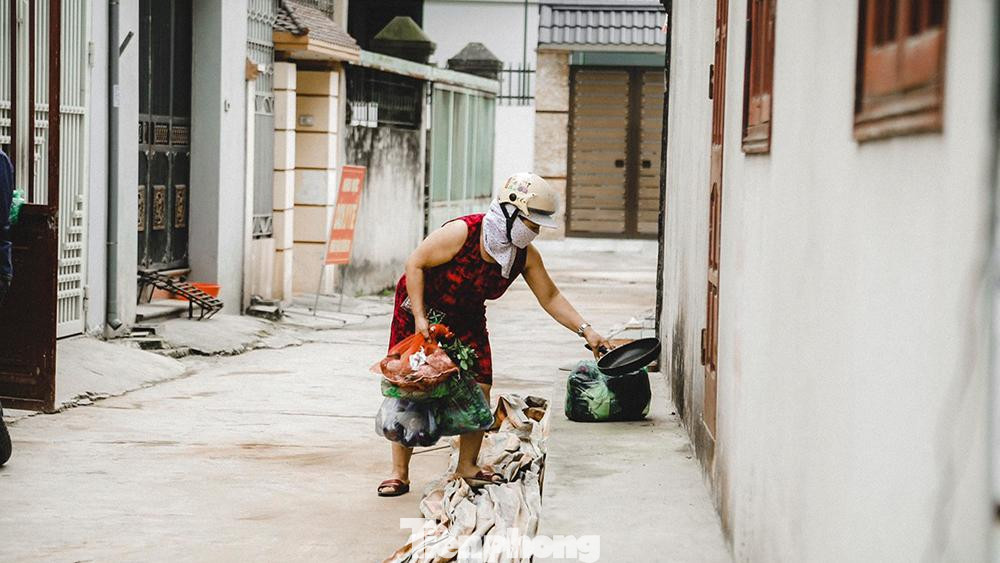 Nhiều người dân trong ngõ đã chuẩn bị sẵn thực phẩm, đồ dùng để đề phòng trường hợp phong tỏa con ngõ. Nhiều người dân trong ngõ đã chuẩn bị sẵn thực phẩm, đồ dùng để đề phòng trường hợp phong tỏa con ngõ.