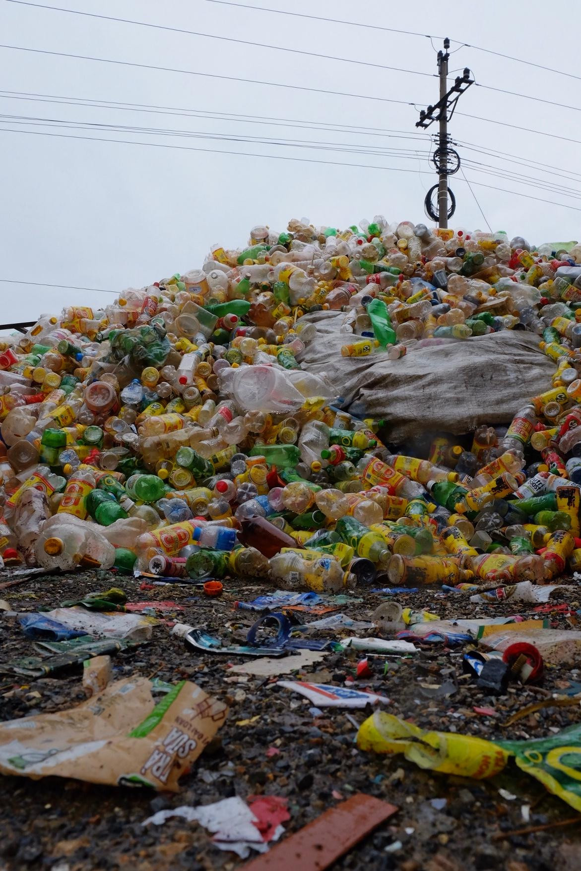 Các xưởng tái chế hoạt động liên tục, đồng nghĩa với đó là sự xuất hiện của nhiều núi phế liệu xuất hiện khắp mọi nơi.