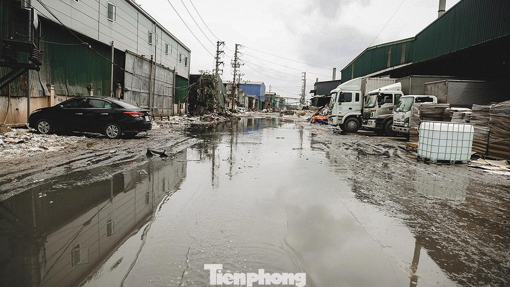 Cụm công nghiệp Phú Lâm nằm cách trung tâm huyện Tiên Du (Bắc Ninh) khoảng chừng hơn 3km. Khoảng 20 năm trước, nơi đây chỉ là làng nghề tự phát. Sau đó, tỉnh Bắc Ninh và huyện Tiên Du đã quy hoạch thành cụm công nghiệp Phú Lâm với khoảng gần 30 doanh nghiệp sản xuất giấy thành phẩm các loại và là điểm đen của việc xả nước thải đầu độc, nhuộm đen nước sông thẳng ra sông Ngũ Huyện Khê