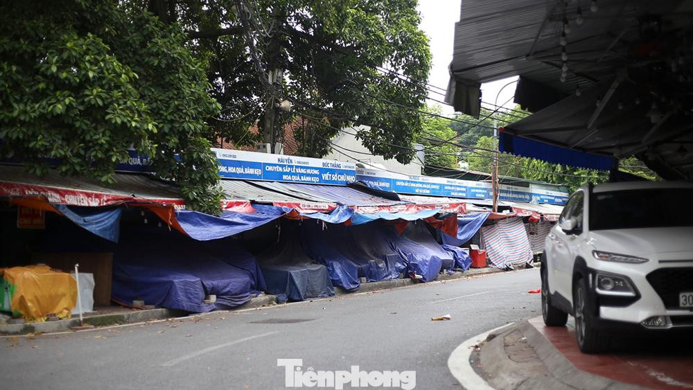 Các hàng quán xung quanh Phủ cũng đành phủ bạt, đóng cửa thực hiện nghiêm theo chỉ đạo. Anh Hưng một chủ quán bán đồ ăn khu vực phủ Tây Hồ chia sẻ: "Năm nay vắng chưa từng có, đến nay giãn cách xã hội rồi thì chẳng ai đến nữa".