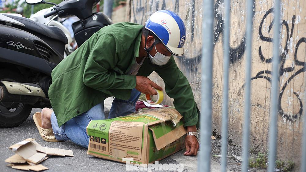 Hàng hóa được người dân gói kỹ trước khi gửi.