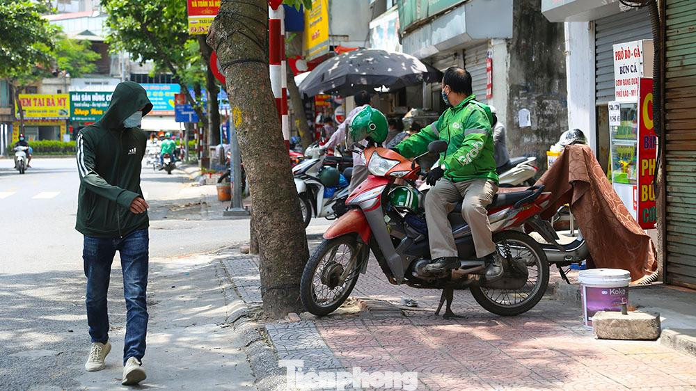 Cảnh các tài xế xe ôm phải đứng bên đường chờ khách trong nhiều giờ thường xuyên xuất hiện trên các tuyến phố chính.