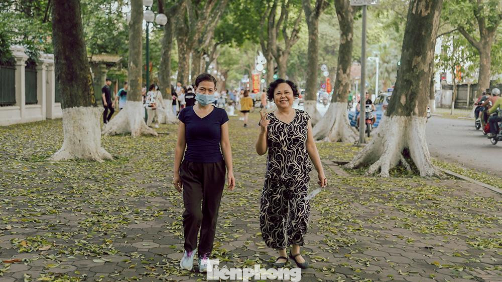 Vỉa hè dọc hai bên đường cũng phủ đầy lá vàng. Đây còn là nơi đi bộ, rèn luyện thể thao yêu thích của người dân thủ đô. Vỉa hè dọc hai bên đường cũng phủ đầy lá vàng. Đây còn là nơi đi bộ, rèn luyện thể thao yêu thích của người dân thủ đô.
