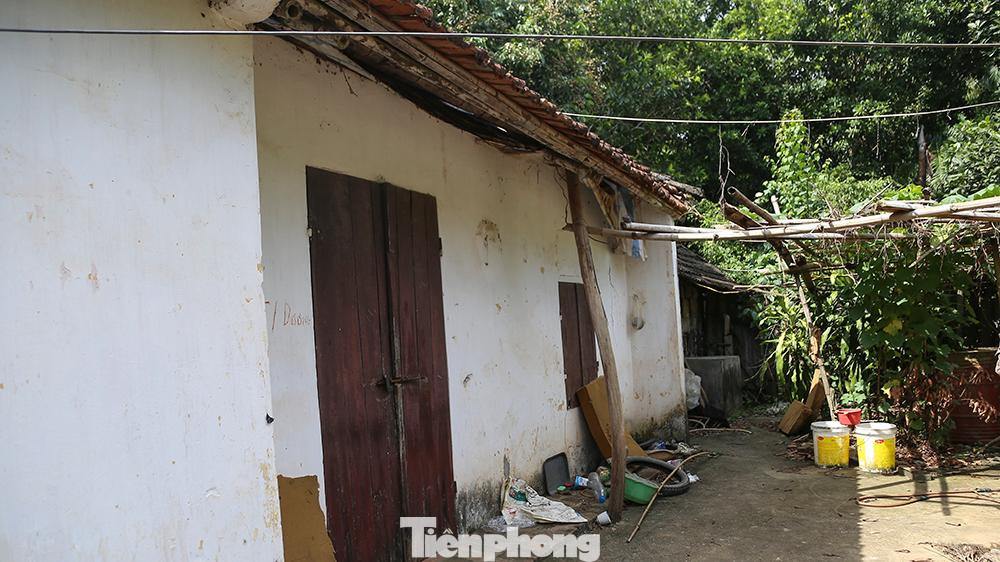 Căn nhà nhỏ của chú Quang (người dân thôn 5, xã Thạch Hòa) nhiều năm nay đã trong tình trạng sập xệ, phải chống nạng.