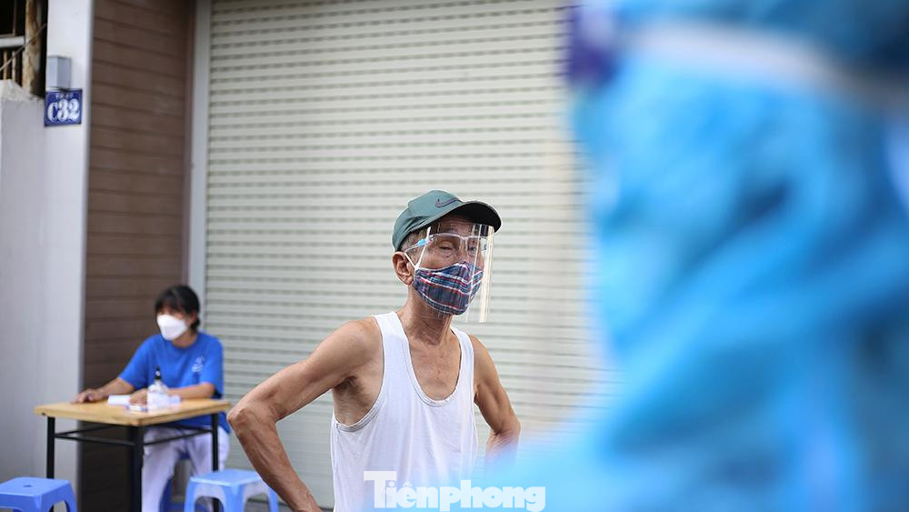 Sau khoảng 1 tiếng, mọi công việc lấy mẫu xét nghiệm cho toàn bộ người dân sống quanh khu vực xuất hiện ca dương tính với SARS-CoV-2 cũng đã hoàn tất.