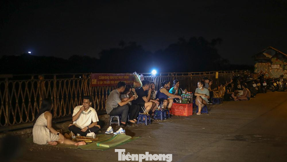 Mặc dù trước đó đã có chỉ thị của UBND TP Hà Nội về việc tạm dừng bán hàng trực tiếp và chuyển sang hình thức bán mang về đối với các cơ sở kinh doanh dịch vụ và tạm dừng hoạt động đối với quán ăn đường phố, trà đá, vỉa hè. Tuy nhiên, hàng nước trên cầu vẫn tấp nập khách ra vào liên tục, nhiều lúc còn thiếu chỗ ngồi cho khách. Mặc dù trước đó đã có chỉ thị của UBND TP Hà Nội về việc tạm dừng bán hàng trực tiếp và chuyển sang hình thức bán mang về đối với các cơ sở kinh doanh dịch vụ và tạm dừng hoạt động đối với quán ăn đường phố, trà đá, vỉa hè. Tuy nhiên, hàng nước trên cầu vẫn tấp nập khách ra vào liên tục, nhiều lúc còn thiếu chỗ ngồi cho khách.