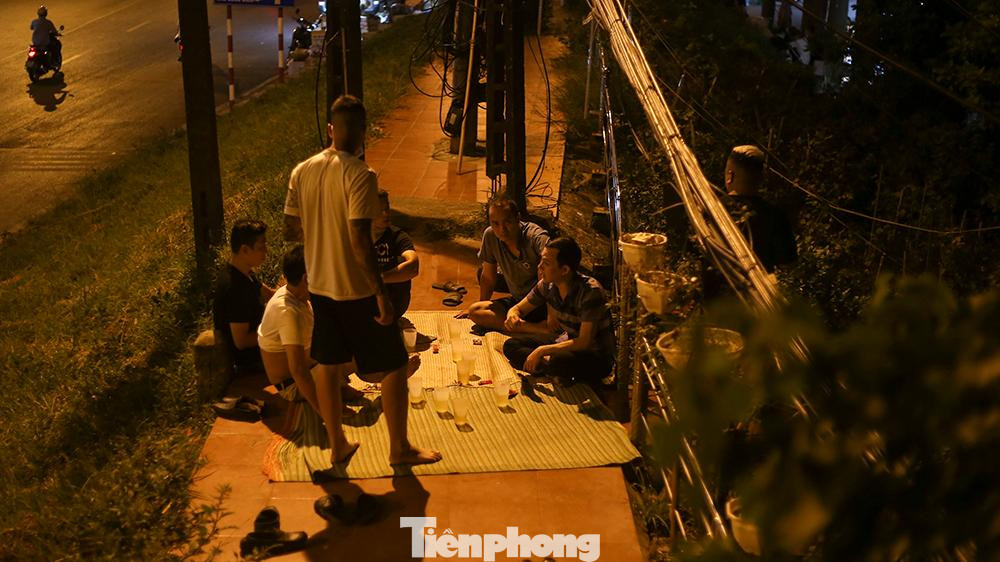 Một nhóm người dân tụ tập ăn nhậu ngay dưới chân cầu Long Biên. Một nhóm người dân tụ tập ăn nhậu ngay dưới chân cầu Long Biên.