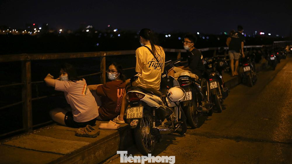 Tính đến thời điểm hiện tại, Hà Nội là một trong những tỉnh thành có số lượng người mắc Covid-19 cao trên cả nước và tình hình dịch bệnh diễn biến phức tạp. Để thực hiện tốt công tác phòng chống dịch, mỗi người dân cần có ý thức giữ khoảng cách, tuân thủ quy tắc 5K để giảm bớt áp lực truy vết nguồn lây khi có ca nhiễm mới trong cộng đồng Tính đến thời điểm hiện tại, Hà Nội là một trong những tỉnh thành có số lượng người mắc Covid-19 cao trên cả nước và tình hình dịch bệnh diễn biến phức tạp. Để thực hiện tốt công tác phòng chống dịch, mỗi người dân cần có ý thức giữ khoảng cách, tuân thủ quy tắc 5K để giảm bớt áp lực truy vết nguồn lây khi có ca nhiễm mới trong cộng đồng