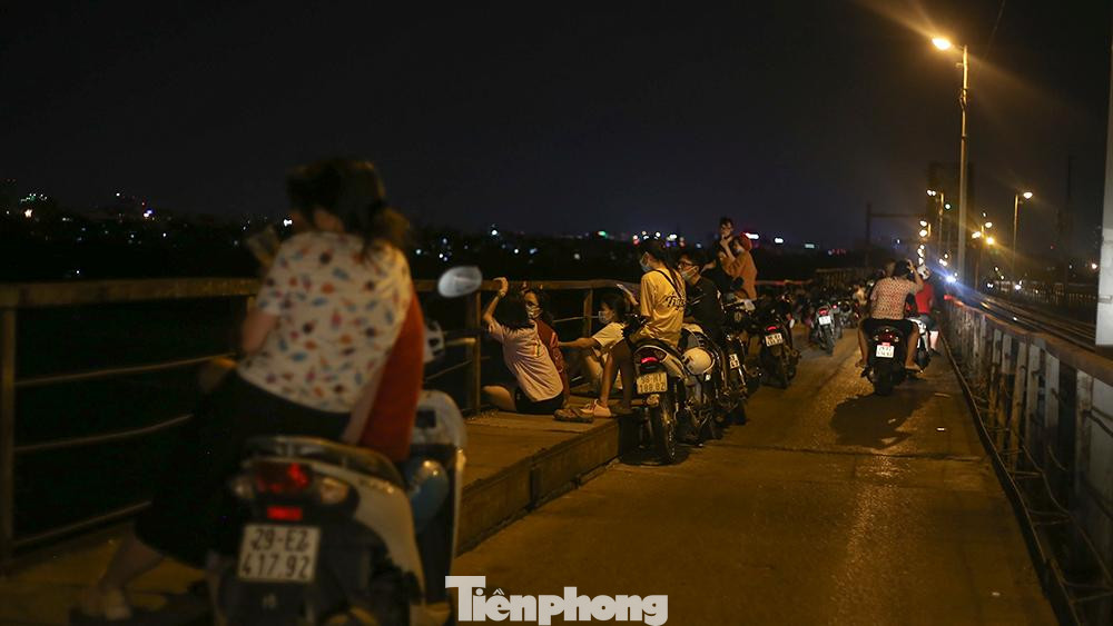Khoảng 22h ngày 17/7, tại cầu Long Biên (Hà Nội) khá đông đúc người dân đến hóng gió, tụ tập ăn uống,... gây cản trở giao thông và các quy định phòng chống dịch COVID -19. Khoảng 22h ngày 17/7, tại cầu Long Biên (Hà Nội) khá đông đúc người dân đến hóng gió, tụ tập ăn uống,... gây cản trở giao thông và các quy định phòng chống dịch COVID -19.