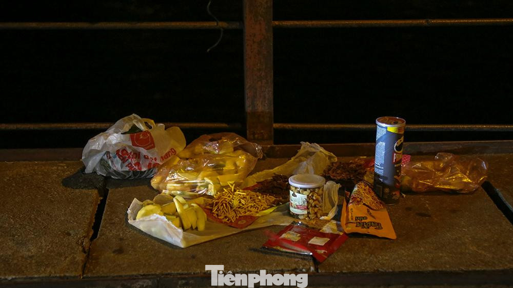 Chỉ khi lực lực chức năng đi tuần tra, nhiều người bỏ chạy vội và không quên để lại một "bãi chiến trường" trên cầu gây ô nhiêm môi trường xung quanh. Chỉ khi lực lực chức năng đi tuần tra, nhiều người bỏ chạy vội và không quên để lại một "bãi chiến trường" trên cầu gây ô nhiêm môi trường xung quanh.