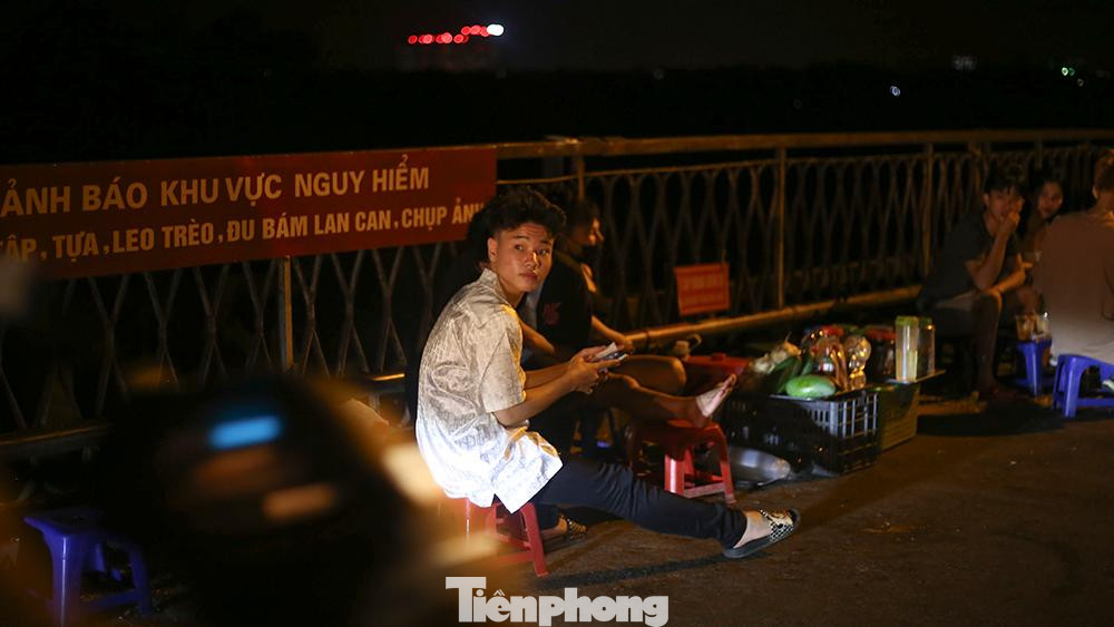 Tại các điểm dừng chân trên cầu, các băng rôn, biển báo tuyên truyền được bố trí, tuy nhiên nhiều người dân vẫn phớt lờ. Tại các điểm dừng chân trên cầu, các băng rôn, biển báo tuyên truyền được bố trí, tuy nhiên nhiều người dân vẫn phớt lờ.