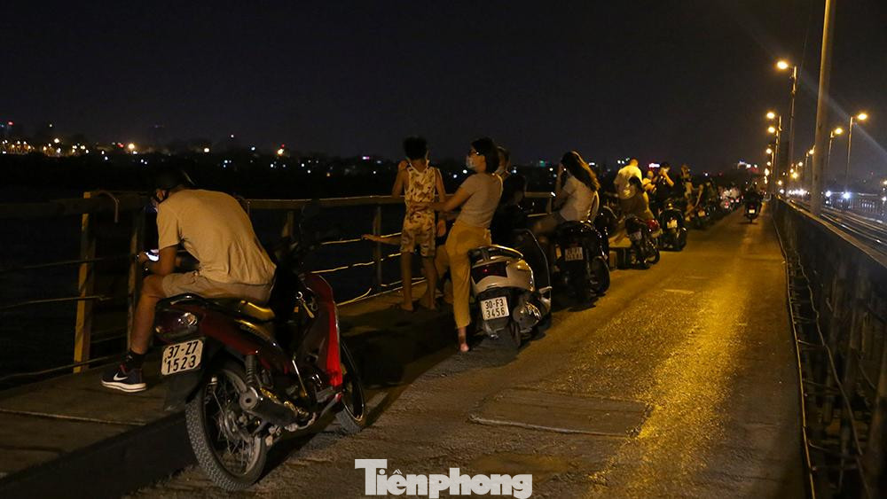 Người dân đứng hóng gió một hàng dài tại ven đường cầu. Người dân đứng hóng gió một hàng dài tại ven đường cầu.