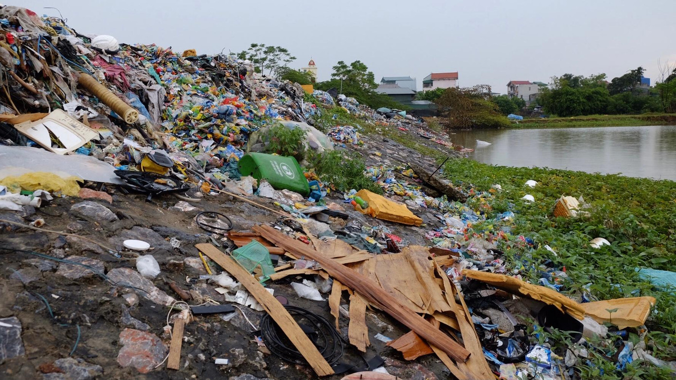 Từ khi chuyển qua làm nhựa, khoảng cách lối đi không chỉ bị thu hẹp mà môi trường cũng bị ô nhiễm nặng, mùa đông thì không sao chứ mùa hè nắng gắt mùi rác thải bốc lên hôi không thở được.