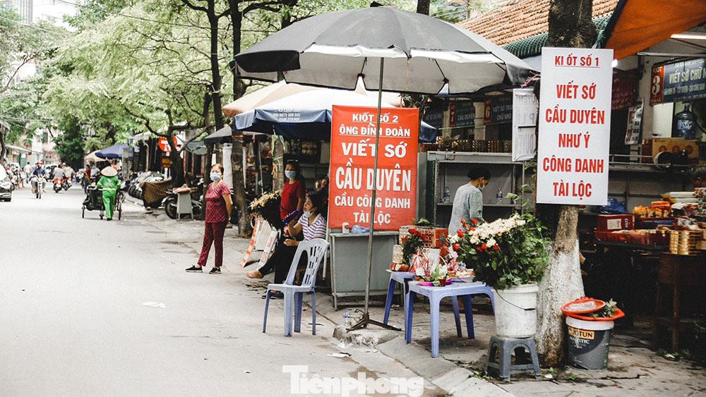 Các tiểu thương tại Chùa Hà rơi vào cảnh ế ẩm " đợi khách" ngay trong ngày mùng 1. Các tiểu thương tại Chùa Hà rơi vào cảnh ế ẩm " đợi khách" ngay trong ngày mùng 1.