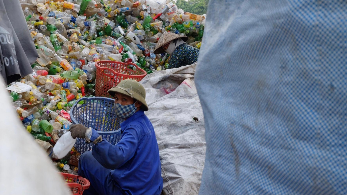 Thôn Xà Cầu trước đây là làng nghề làm tăm hương, sau đó đã chuyển qua với nghề tái chế phế liệu, ước tính trong làng có tới gần 200/800 hộ chọn nghề này để mưu sinh.