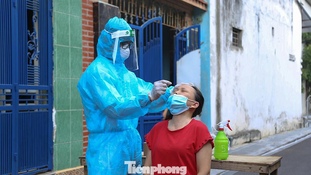 Hình ảnh lấy mẫu xét nghiệm tại tổ 21.