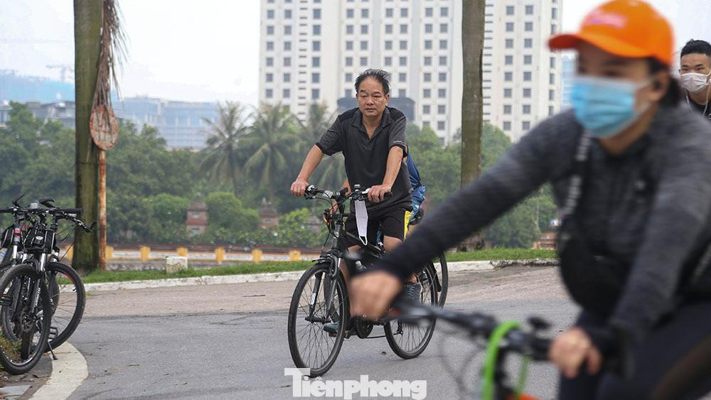 Mặc cho lực lượng chức năng ra sức nhắc nhở nhưng nhiều người dân vẫn "ngó lơ" khẩu trang.