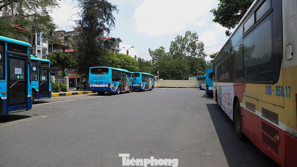 Lượng xe về bến khá nhiều nhưng chủ yếu là những hàng ghế trống dài.