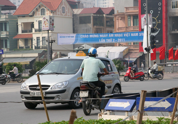 Một xe máy vượt dải phân cách, rồi đi ngược chiều