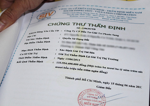 Phước Sang mang ra nhiều giấy tờ sở hữu bất động sản trị giá hàng trăm tỷ đồng để cho thấy anh có khả năng trả nợ. (Tòa soạn đã làm mờ một số thông tin cá nhân trên bức ảnh chụp tài liệu này)