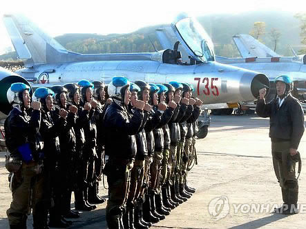 Những phi công quân sự Bắc Triều Tiên sau khi nhận lệnh lập tức cơ động ra máy bay đã được lắp kín tên lửa. Những phi công quân sự Bắc Triều Tiên sau khi nhận lệnh lập tức cơ động ra máy bay đã được lắp kín tên lửa