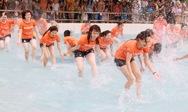 Nhiều động tác té nước được thực hiện