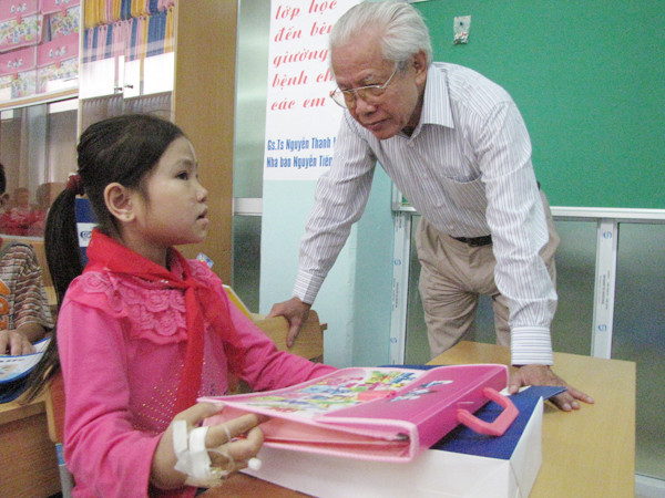 Giáo sư Hồ Ngọc Đại đang hỏi chuyện những học sinh nhí trong lớp học