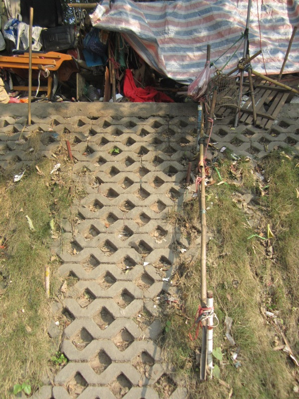 Đường lên túp lều được làm tay bám