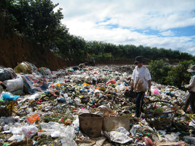 Đào bới thu gom phế liệu trên rác