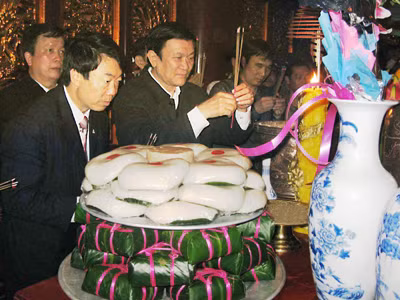 Ông Trương Tấn Sang, Ủy viên Bộ Chính trị, Thường trực Ban Bí thư dâng hương tại Đền Hùng Ảnh: TTXVN