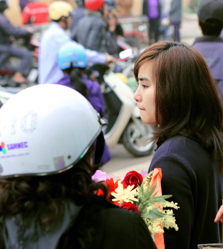 Và rất nhiên không thiếu những bó hoa tặng các tân binh