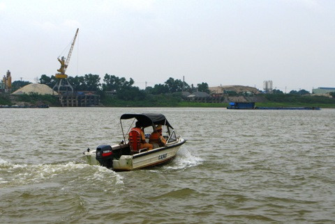 Tàu tìm kiếm của cảnh sát giao thông đường thủy trên sông Hồng. 